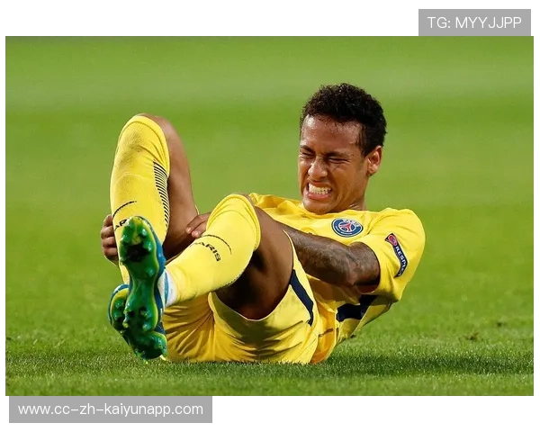 内马尔被媒体捕捉到训练场忘情舞动的片段，轻松有趣